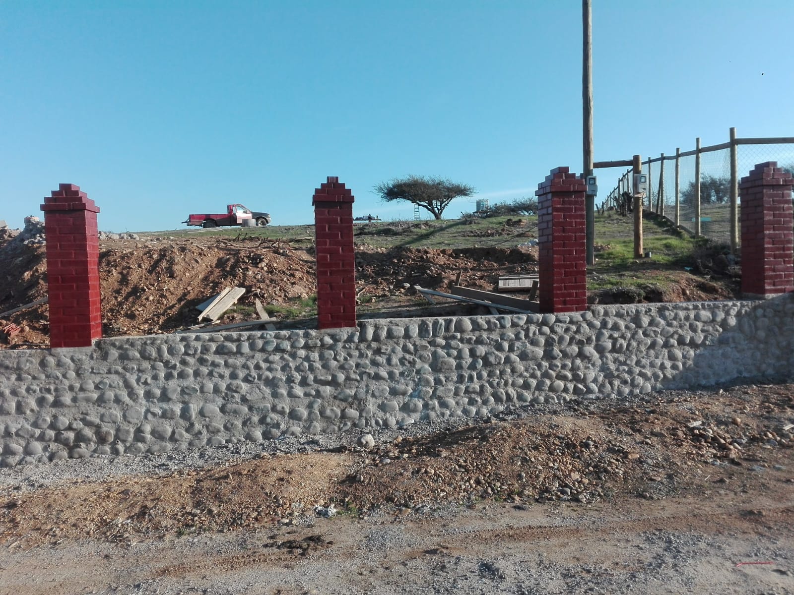 Muro de piedra de río con pilares