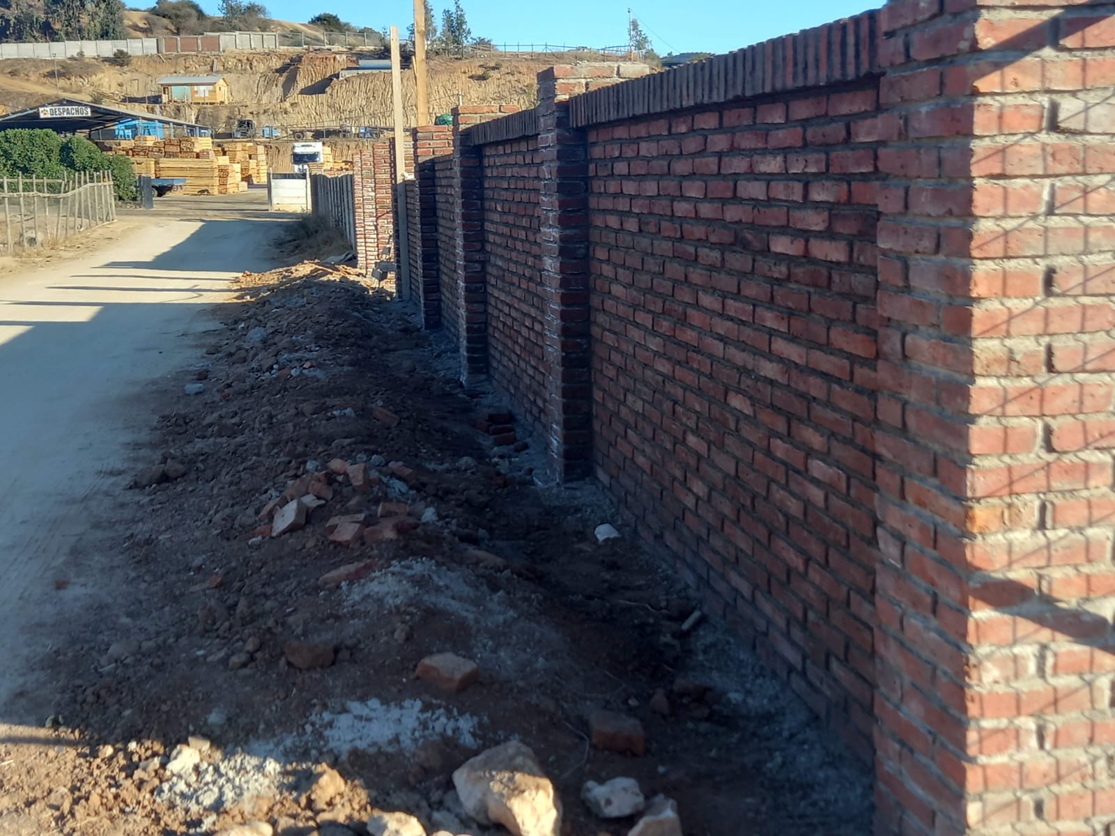 Construcción de muro de bloques y hormigón