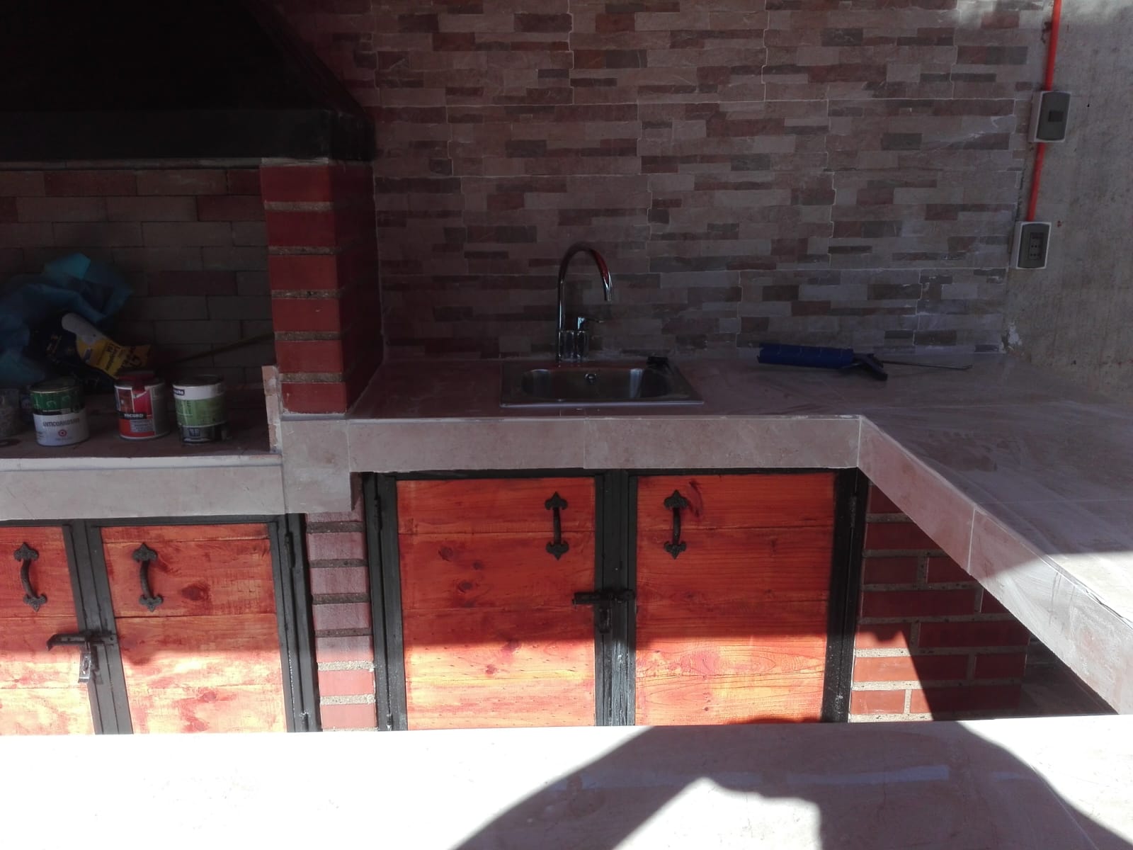 Detalle de lavaplatos y mueblería en quincho